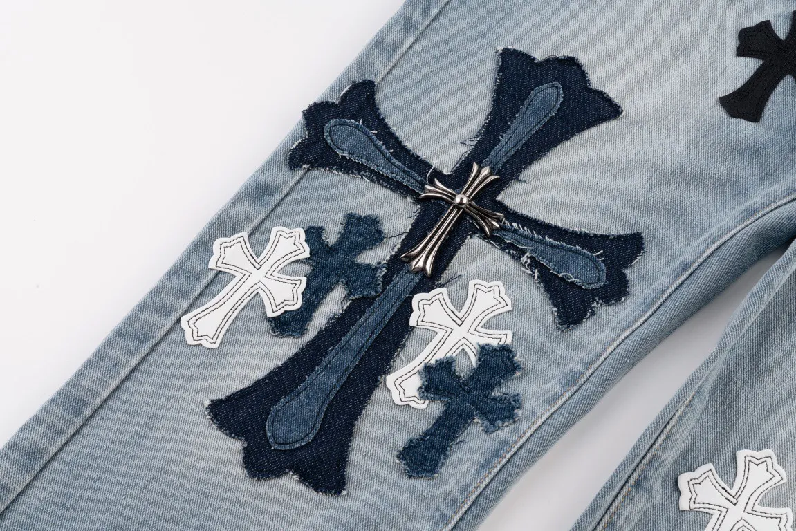 P290 Evergreen model, top version] Chrome Hearts blue jeans, multi-leather label work jeans, ch jeans, all need to be washed before being dismantled and then hand-stitched with sheepskin cross leather and then spliced ​​together. The whole piece has too many craftsmanship to describe. The cabinet price is 12W+ level, patchwork cross flower embellishment, high-waisted washed jeans! ! Absolutely high-end luxury products, 6W+ level god-level items, super popular products, made with top heavy industry, a magic weapon that cannot be missed. About Kroxin This is an extremely luxurious fashion brand, which can also be called the aristocrats of the high street. It has always been an exclusive brand for some hipsters or rich second generation. Compared with ordinary high streets, it is more luxurious and noble. Compared with luxury brands, it has a more fashionable personality and has always been a brand that I have a special liking for. Style number: 1565# Color: blue Size: 28 30 32 34 36